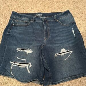 Maurice’s distressed short